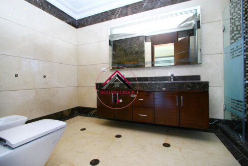 11 - Bathroom (2)