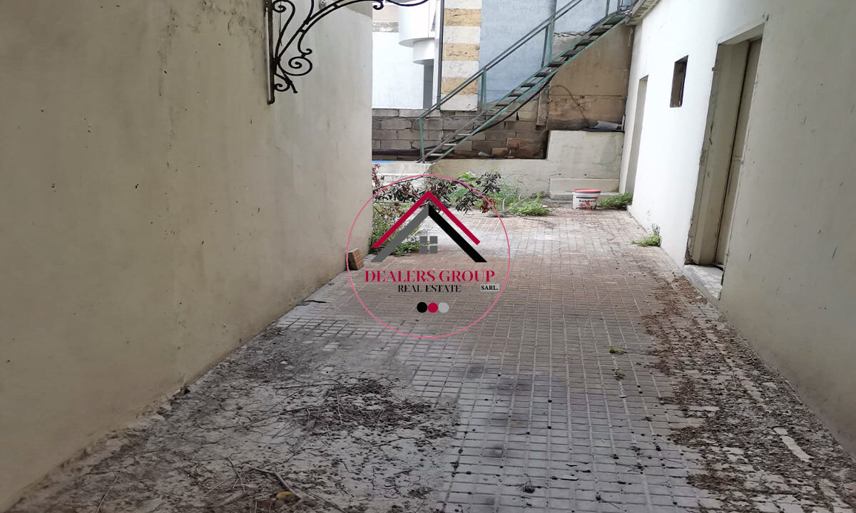 Prime Location Old Traditional House for sale in Saifi