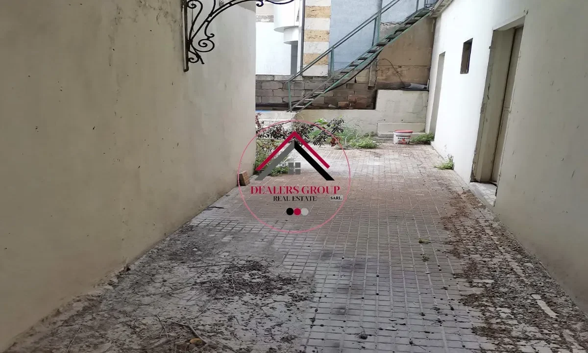 Prime Location Old Traditional House for sale in Saifi