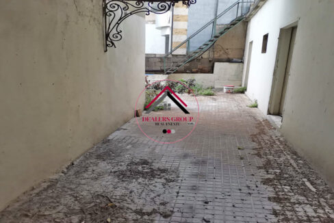 Prime Location Old Traditional House for sale in Saifi