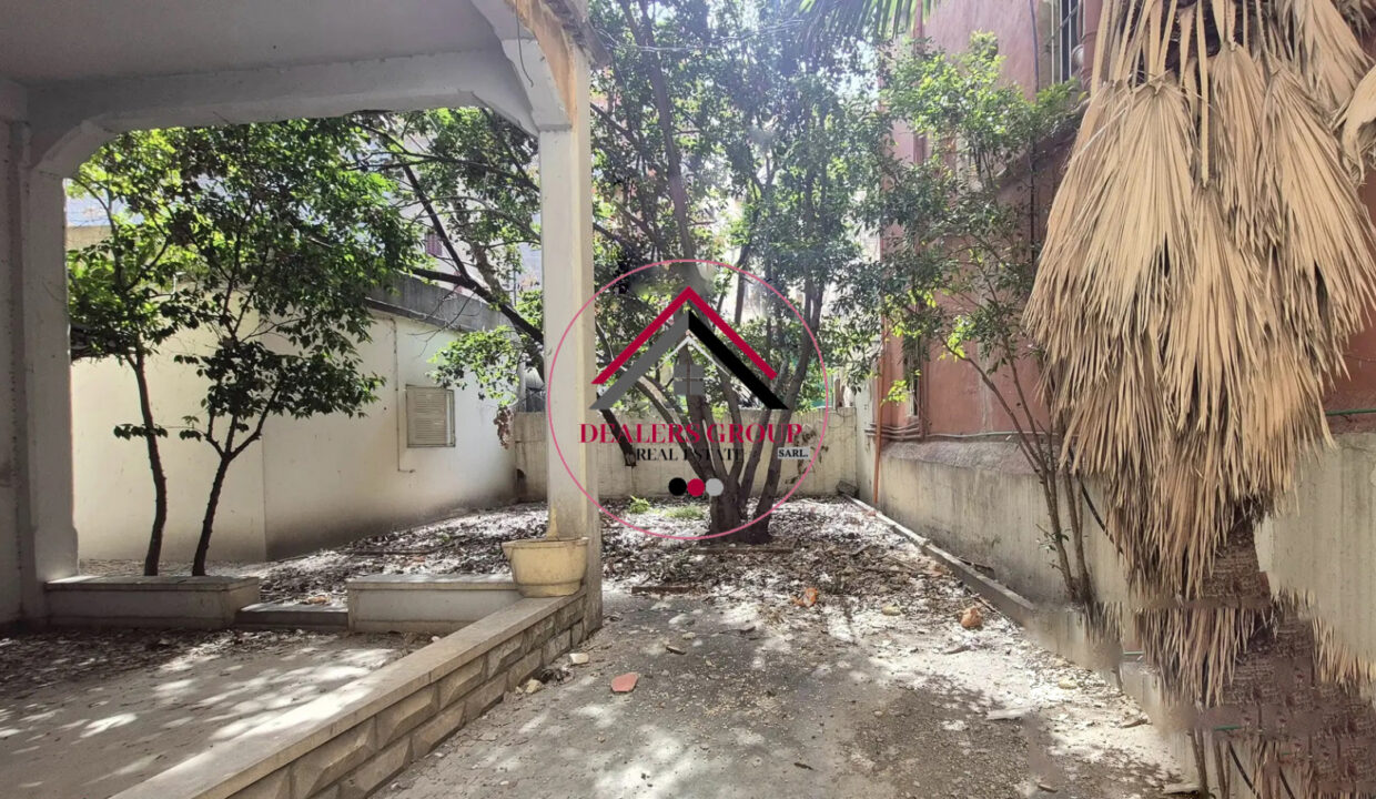 Prime Location Old Traditional House for sale in Saifi