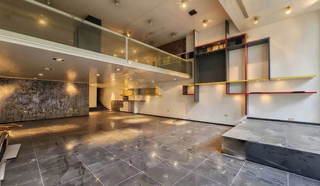 Prime Location Showroom/Shop for Sale in Downtown - Beirut