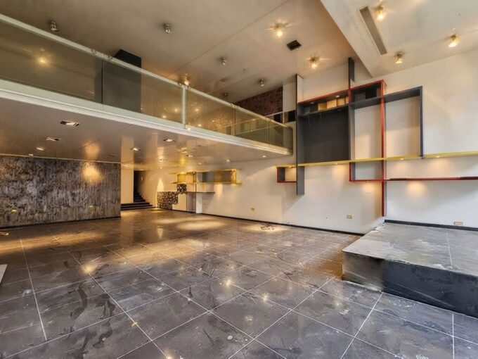 Prime Location Showroom/Shop for Sale in Downtown - Beirut